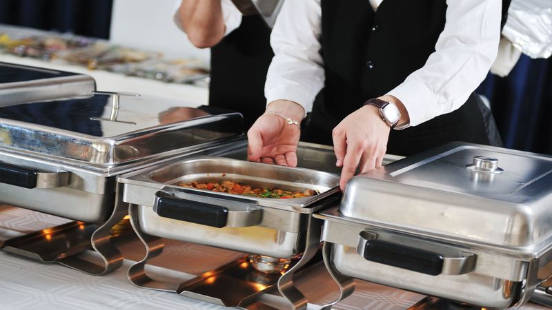 5291789_l-catering_buffet_food_party_preparation_man_800x450