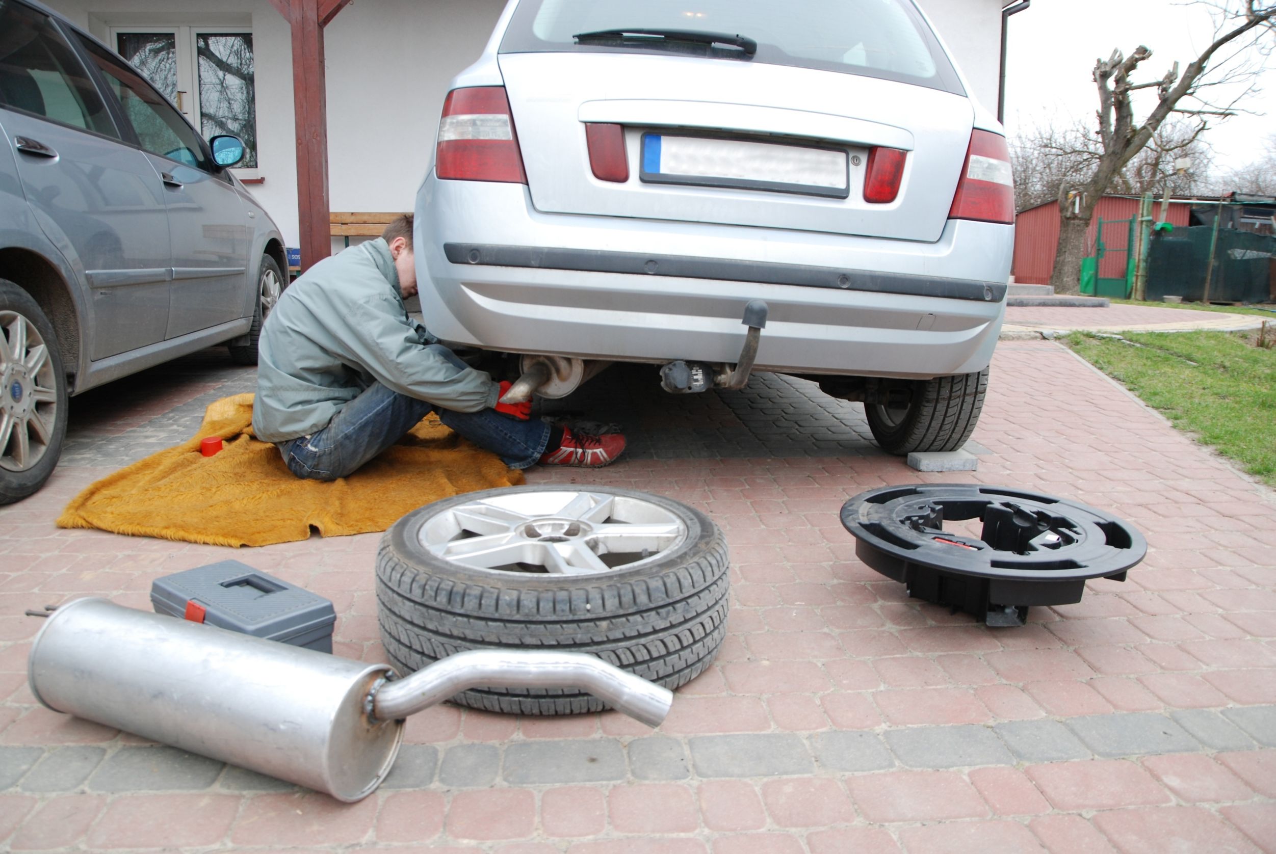 19249858_l-car-mechanic