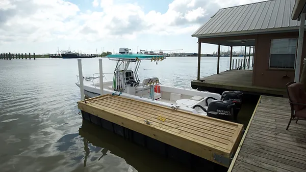 Discover Tranquility on the Water: House Boat Rental Deals in Empire, LA