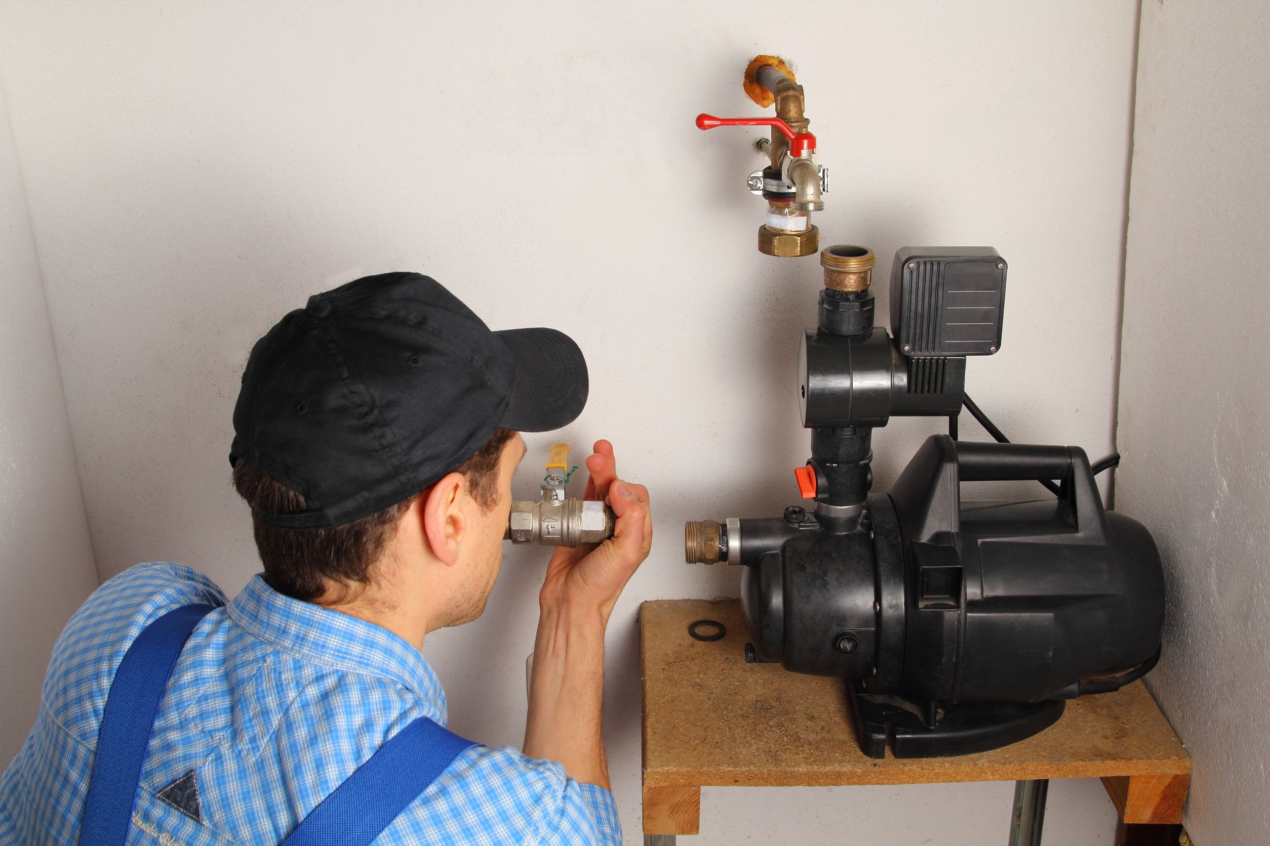 19536356_l-Man-installing-a-water-pump
